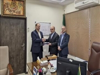 حکم انتصاب عبدالوهاب امیری بخشدار جاجرود توسط مدیر کل سیاسی استاندار به وی اهدا شد